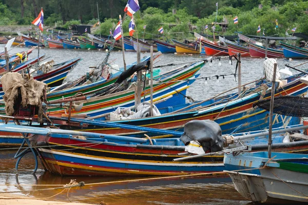 Рибальські човни припарковані в гавані — стокове фото
