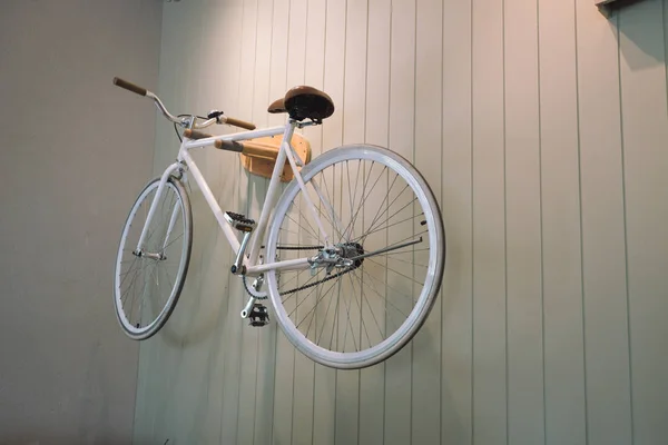 Белый классический велосипед на стене — стоковое фото