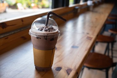 Çikolata shaker açık bir plastik cam