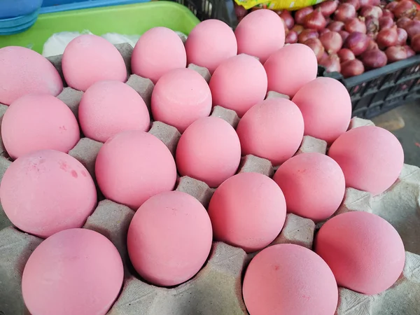 Os ovos de pato são pintados a vermelho — Fotografia de Stock