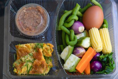 Haşlanmış sebze, omlet, cha-am ve biber çeşitli 