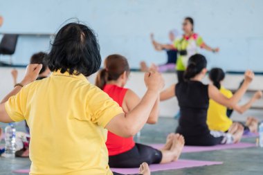 Bir yoga egzersiz duruş Yaşlı