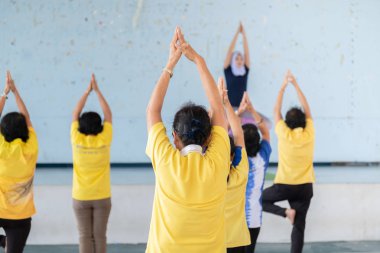 Bir yoga egzersiz duruş Yaşlı