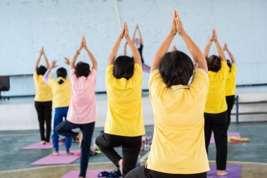 Bir yoga egzersiz duruş Yaşlı