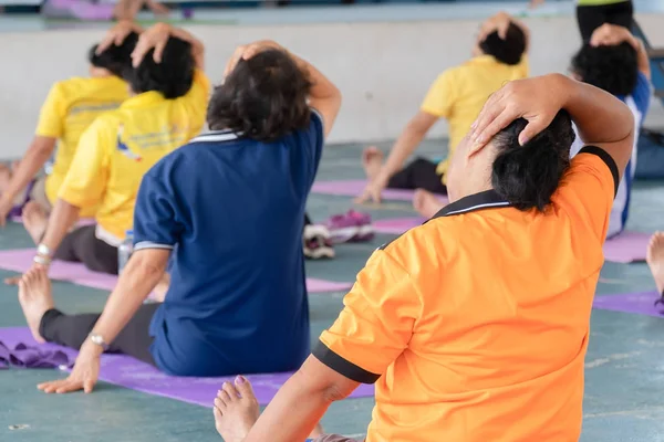 Bir yoga egzersiz duruş Yaşlı