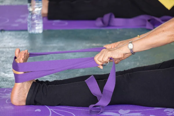 Bir yoga egzersiz duruş Yaşlı