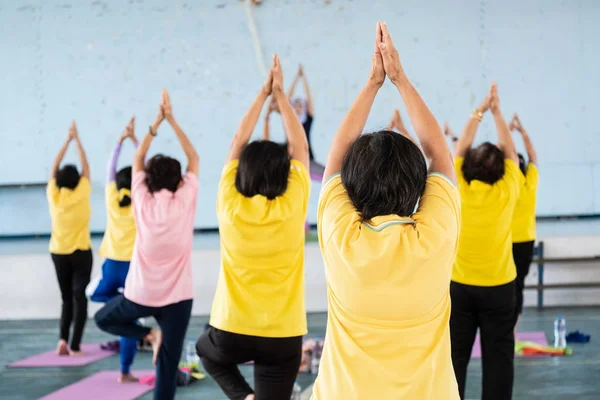 Bir yoga egzersiz duruş Yaşlı