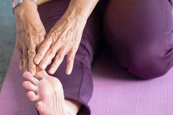 Bir yoga egzersiz duruş Yaşlı