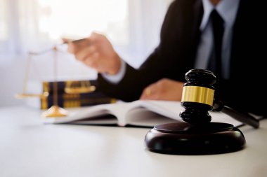 Yargıç Gavin ve Adalet Avukatları 'nın arka plandaki hukuk firmasında takım toplantısı var. Hukuk kavramları.