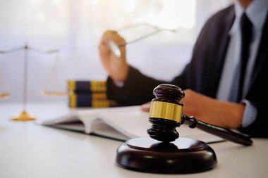 Yargıç Gavin ve Adalet Avukatları 'nın arka plandaki hukuk firmasında takım toplantısı var. Hukuk kavramları.