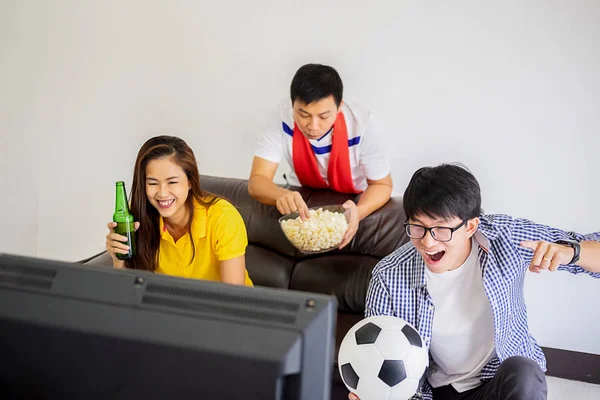 Pessoas Vêem Futebol Apoiantes Futebol Asiático Assistindo Futebol Televisão Casa — Fotografia de Stock