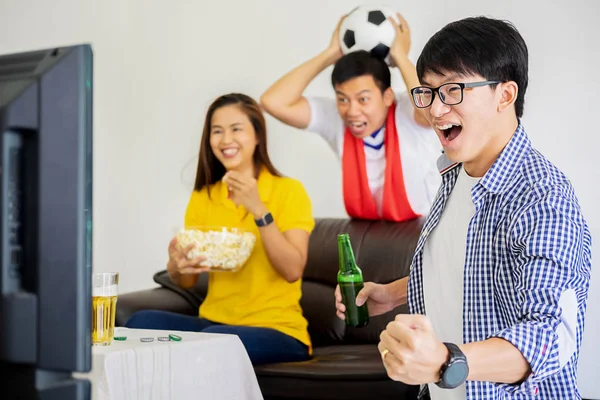 Pessoas Vêem Futebol Apoiantes Futebol Asiático Assistindo Futebol Televisão Casa — Fotografia de Stock