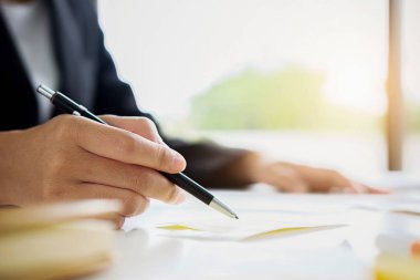 Faturaları ve hesap makinesi olan kadın. Faturaları Office masada hesaplamak için hesap makinesi kullanan kadın. Maliyetleri hesaplama.