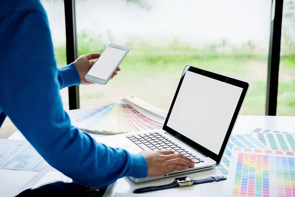 Grafisch Ontwerp Kleurstalen Pennen Een Bureau Architectonische Tekening Met Werktuigen — Stockfoto