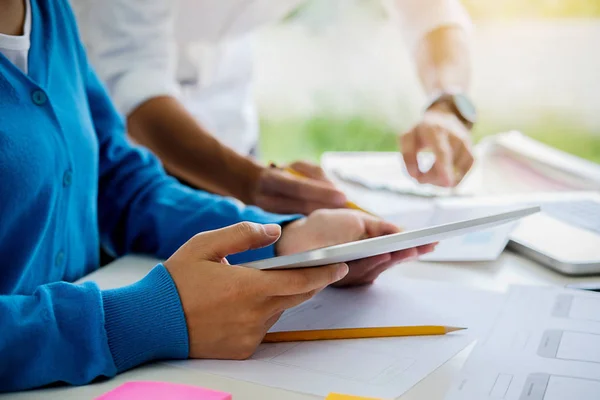 Grafisch Ontwerp Kleurstalen Pennen Een Bureau Architectonische Tekening Met Werktuigen — Stockfoto