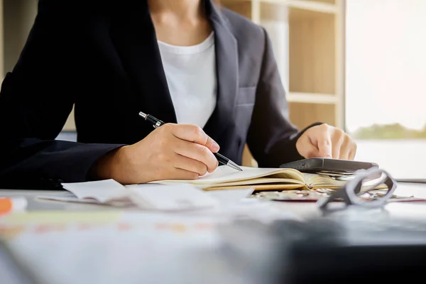 Vrouw Met Facturen Rekenmachine Vrouw Met Behulp Van Calculator Voor — Stockfoto