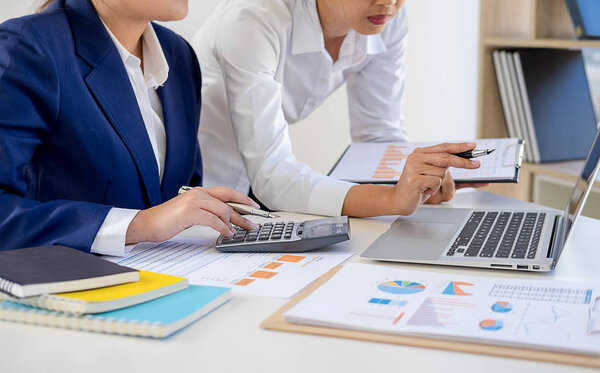 Стартап-партнеры работают в повседневной одежде, обсуждают идеи новой стратегии развития
.