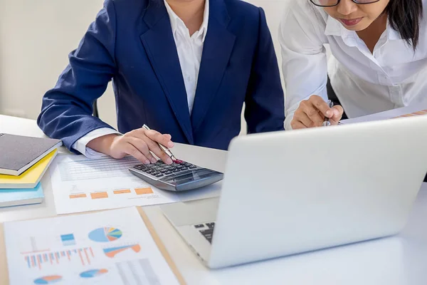 Start Partner Stanno Lavorando Abiti Casual Discutendo Idee Una Nuova — Foto Stock