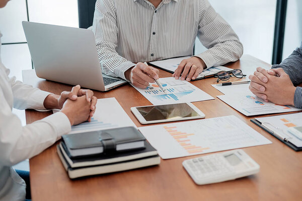 Стартап-партнеры работают в повседневной одежде, обсуждают идеи новой стратегии развития
.