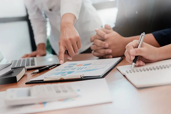 Start Partneři Pracují Neformálním Oblečení Diskuse Nápady Nové Strategii Rozvoje — Stock fotografie