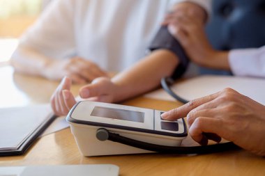 dikkatle dinliyor bir erkek hasta hasta belirtiler açıklayan veya onlar evrak tartışmak birlikte bir Danışma süreci gibi bir soru soran doktor