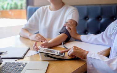 dikkatle dinliyor bir erkek hasta hasta belirtiler açıklayan veya onlar evrak tartışmak birlikte bir Danışma süreci gibi bir soru soran doktor