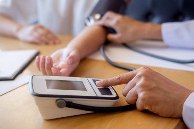 dikkatle dinliyor bir erkek hasta hasta belirtiler açıklayan veya onlar evrak tartışmak birlikte bir Danışma süreci gibi bir soru soran doktor