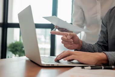 Ortaklar başlatmak için yeni strateji geliştirme fikirleri tartışmak rahat giysiler içinde çalışıyoruz.