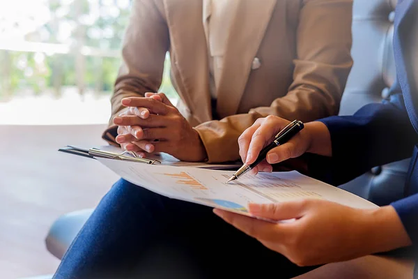 Geschäftskonzept Geschäftsleute Diskutieren Die Diagramme Und Grafiken Die Die Ergebnisse — Stockfoto