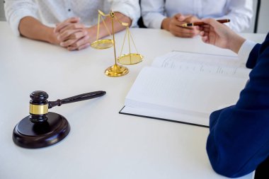 Yargıç Gavin ve Adalet Avukatları 'nın arka plandaki hukuk firmasında takım toplantısı var. Hukuk kavramları.