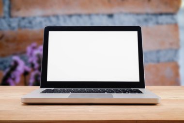 Boş ahşap masa uzay platform ve bulanık kahve dükkanı nerede çalışma ve ürün için yer arka plan toplantı montaj görüntülemek. 