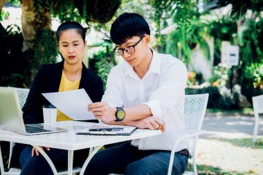 Ortaklar başlatmak için yeni strateji geliştirme fikirleri tartışmak rahat giysiler içinde çalışıyoruz.