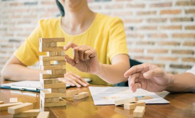 El iş adamı planlama, risk ve iş stratejisi. Bir kule üzerinde ahşap blok yerleştirme kumar iş adamı.