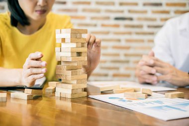 El iş adamı planlama, risk ve iş stratejisi. Bir kule üzerinde ahşap blok yerleştirme kumar iş adamı.