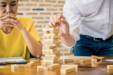 El iş adamı planlama, risk ve iş stratejisi. Bir kule üzerinde ahşap blok yerleştirme kumar iş adamı.