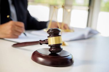 Yargıç Gavin ve Adalet Avukatları 'nın arka plandaki hukuk firmasında takım toplantısı var. Hukuk kavramları.