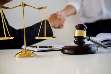 Yargıç Gavin ve Adalet Avukatları 'nın arka plandaki hukuk firmasında takım toplantısı var. Hukuk kavramları.