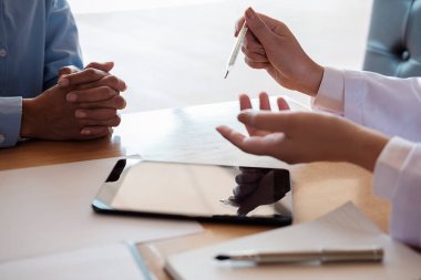 dikkatle dinliyor bir erkek hasta hasta belirtiler açıklayan veya onlar evrak tartışmak birlikte bir Danışma süreci gibi bir soru soran doktor