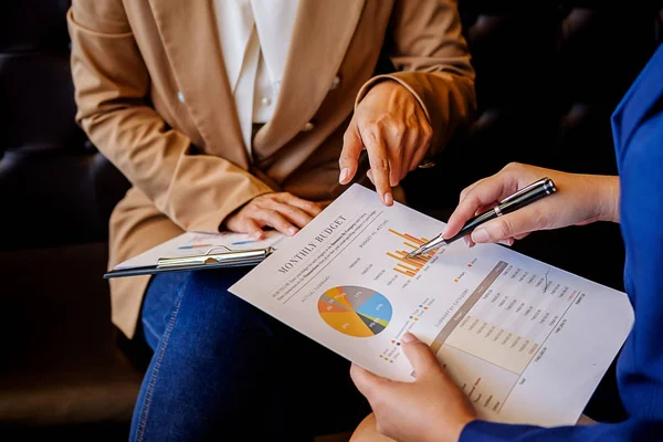 Conceito Negócio Empresários Discutindo Gráficos Gráficos Que Mostram Resultados Seu — Fotografia de Stock