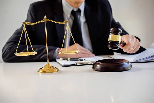 Richter Feilschen Mit Justizwacheanwälten Die Sich Hintergrund Einer Anwaltskanzlei Treffen — Stockfoto
