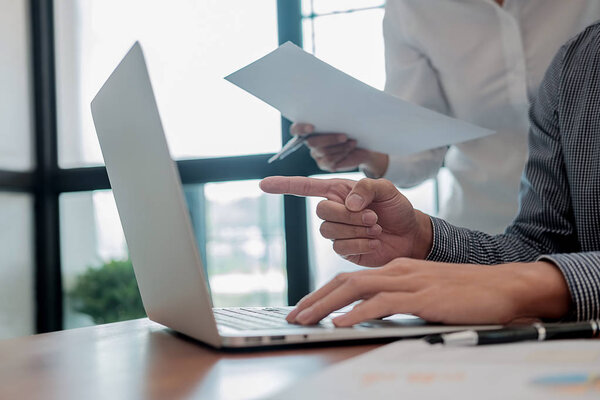 Стартап-партнеры работают в повседневной одежде, обсуждают идеи новой стратегии развития
.