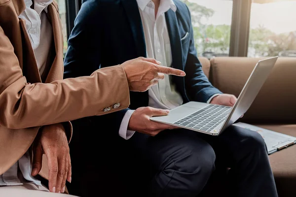 Concetto Aziendale Gente Affari Che Discute Grafici Grafici Che Mostrano — Foto Stock