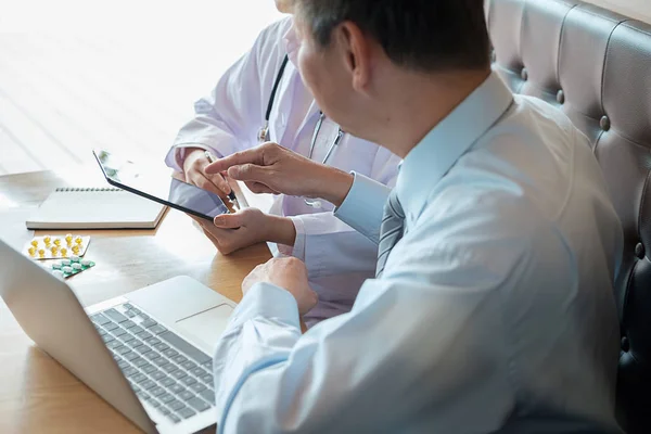 Paciente Ouvindo Atentamente Médico Sexo Masculino Explicando Sintomas Paciente Fazendo — Fotografia de Stock