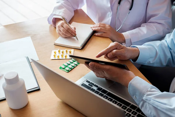 Paciente Escuchando Atentamente Médico Masculino Explicando Los Síntomas Del Paciente — Foto de Stock