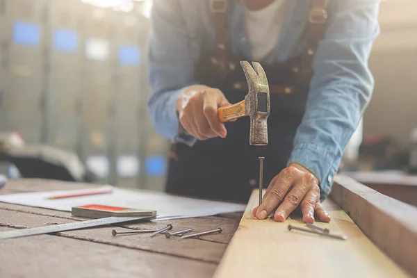 Tischler Der Der Tischlerei Holzbearbeitungsmaschinen Arbeitet Ein Mann Arbeitet Einer — Stockfoto