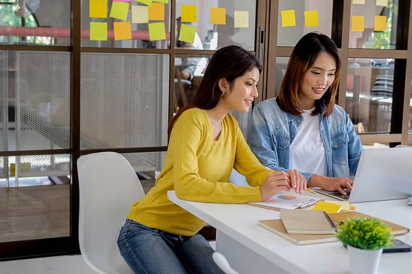 Socios Start Están Trabajando Ropa Casual Discutiendo Las Ideas Para —  Fotos de Stock