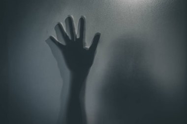 Siyah beyaz mat cam arkasında korku hayalet kız. Cadılar Bayramı festivali kavramı.