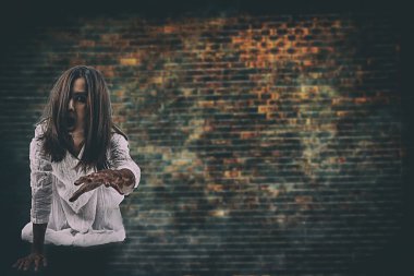 Cadılar Bayramı festivali kavramı. Hayalet kız beyaz elbise ile kan