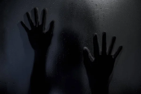 白と黒のマットのガラスの後ろにホラーの幽霊少女 ハロウィーン祭りの概念 — ストック写真