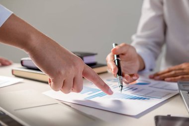 Ortaklar başlatmak için yeni strateji geliştirme fikirleri tartışmak rahat giysiler içinde çalışıyoruz.